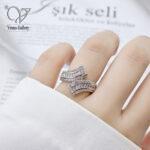 انگشتر نقره زنانه مدل موج نگین‌دار 925 با روکش رودیوم کد محصول 12514